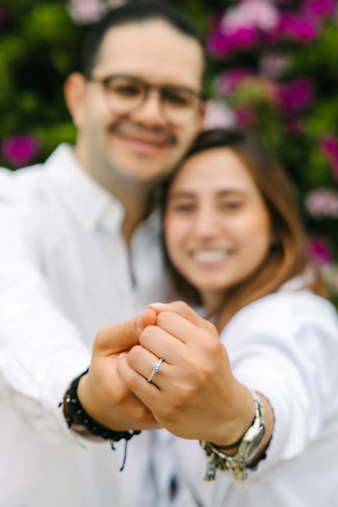 Juanita y David mostrando el anillo
