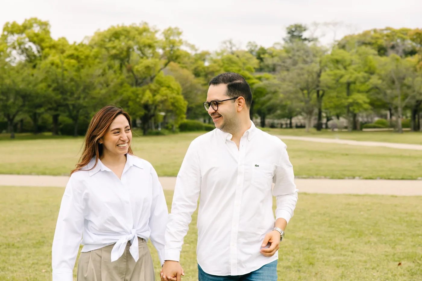 Juanita y David caminando de la mano